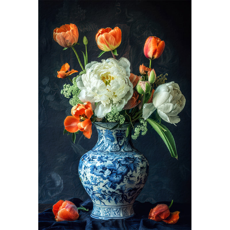 Blauwe vaas met tulpen
