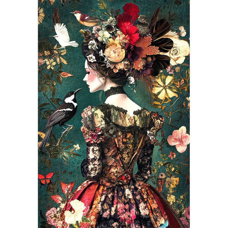 Vrouw in een jurk met bloemen en vogels