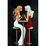 Zwei Frauen, die Wein trinken