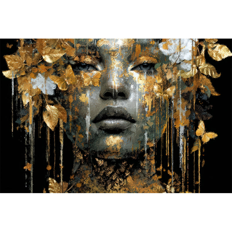 Vrouw met gouden vlinders