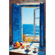 Raam met blauwe luiken