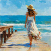 Frau im weißen Kleid am Strand