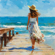 Frau im weißen Kleid am Strand