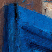 Raam met blauwe luiken