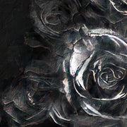 Frau mit schwarzen Blumen