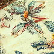 Vrouw met bloemen over ogen