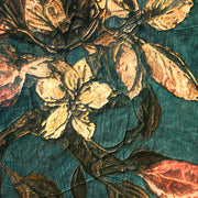 Vrouw in een jurk met bloemen en vogels