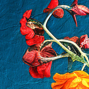 Blumen in türkisfarbener Vase