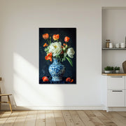 Blauwe vaas met tulpen