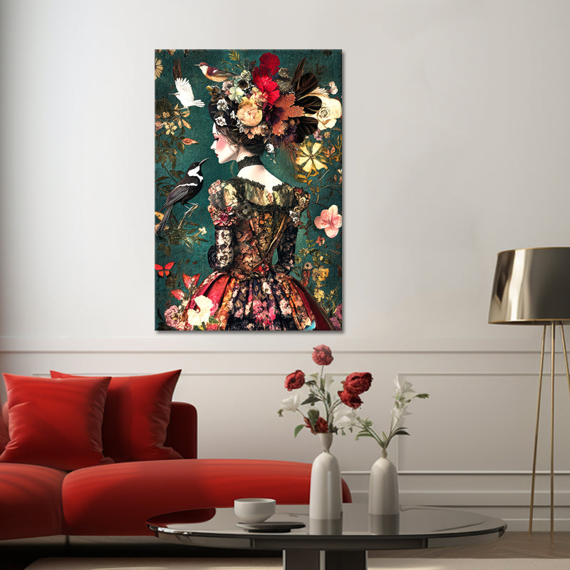 Vrouw in een jurk met bloemen en vogels