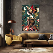 Vrouw in een jurk met bloemen en vogels