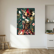 Vrouw in een jurk met bloemen en vogels