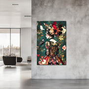 Vrouw in een jurk met bloemen en vogels