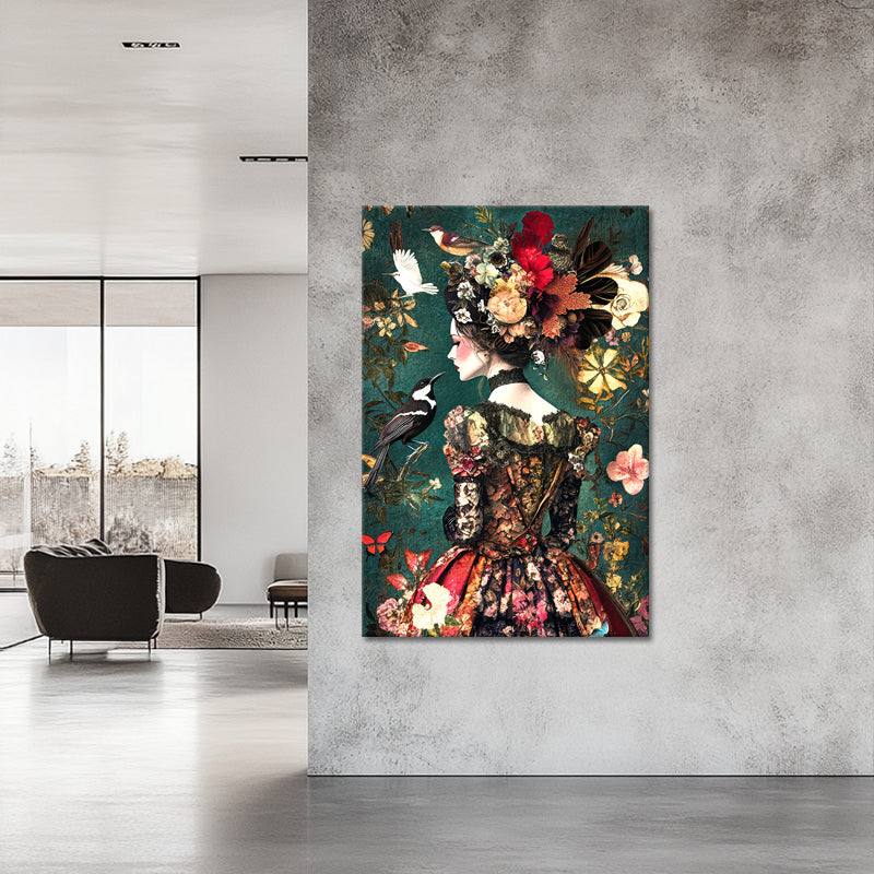 Vrouw in een jurk met bloemen en vogels