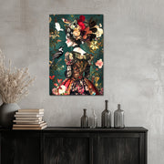 Vrouw in een jurk met bloemen en vogels
