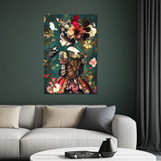 Vrouw in een jurk met bloemen en vogels