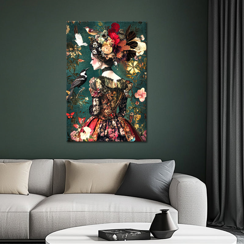 Vrouw in een jurk met bloemen en vogels