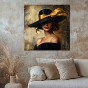 Frau mit Hut - Gold