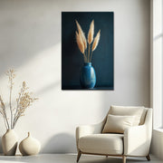 Eine blaue Vase mit Pampasgras