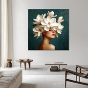 Frau mit weißen Magnolienblüten