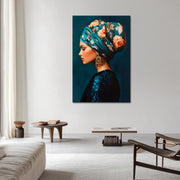 Eine Frau mit einem Turban mit Blumen