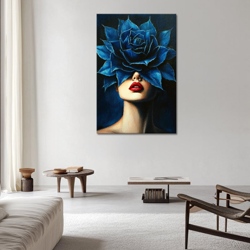 Frau mit blauer Rose