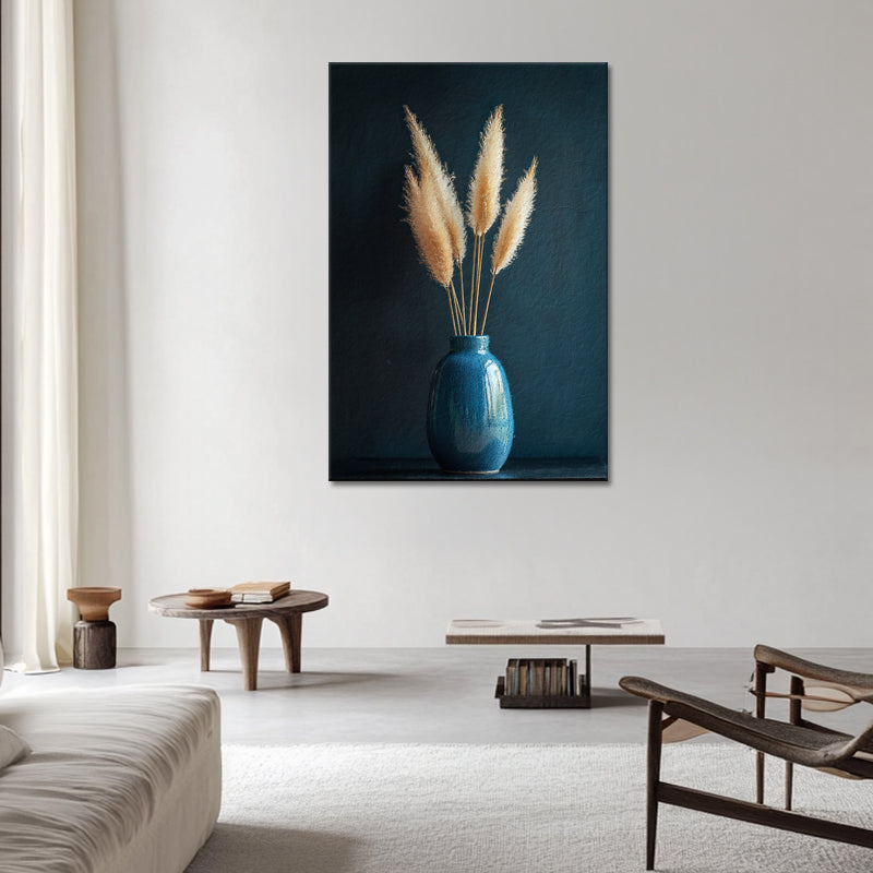 Eine blaue Vase mit Pampasgras