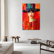 Vrouw met hoed in rood