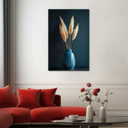Eine blaue Vase mit Pampasgras