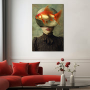 Surrealistische Frau mit Goldfisch