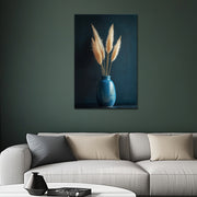 Eine blaue Vase mit Pampasgras
