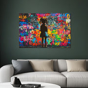 Mädchen vor Wand-Graffiti