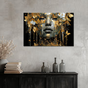Vrouw met gouden vlinders