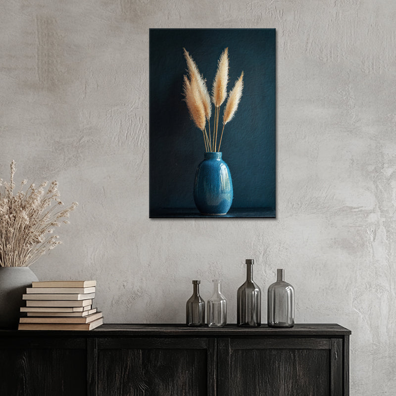Eine blaue Vase mit Pampasgras