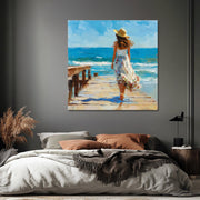 Frau im weißen Kleid am Strand