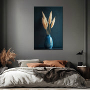 Eine blaue Vase mit Pampasgras