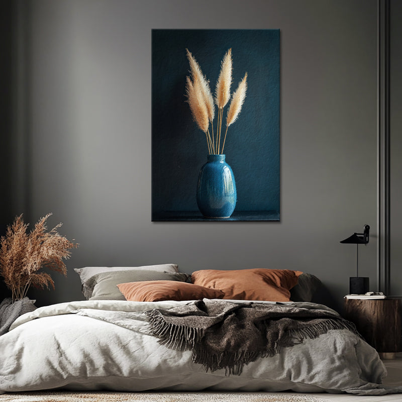 Eine blaue Vase mit Pampasgras