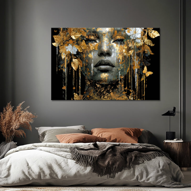 Vrouw met gouden vlinders