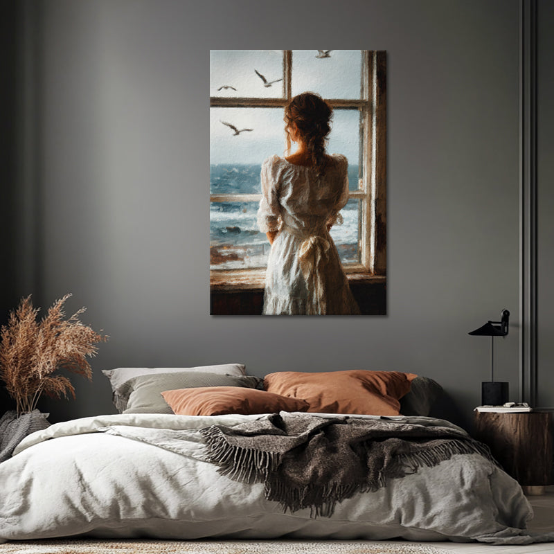Vrouw in jurk aan zee