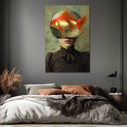 Surrealistische Frau mit Goldfisch