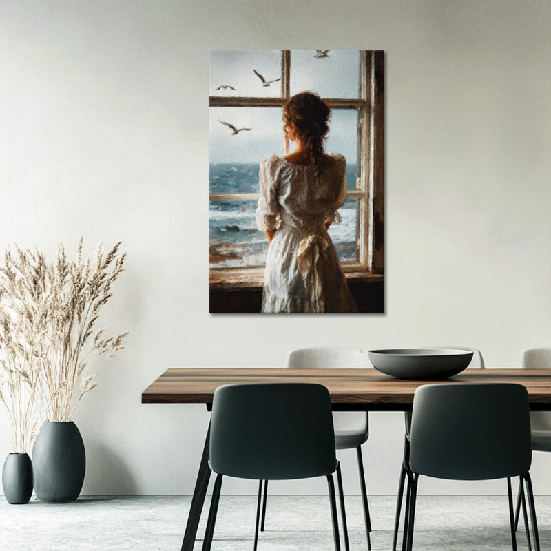 Vrouw in jurk aan zee