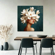 Frau mit weißen Magnolienblüten