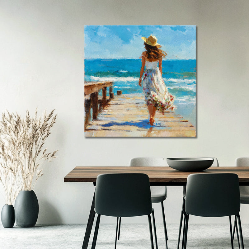 Frau im weißen Kleid am Strand