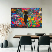 Mädchen vor Wand-Graffiti