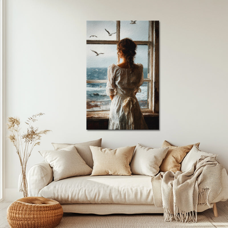 Vrouw in jurk aan zee