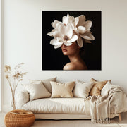Frau mit weißer Magnolie