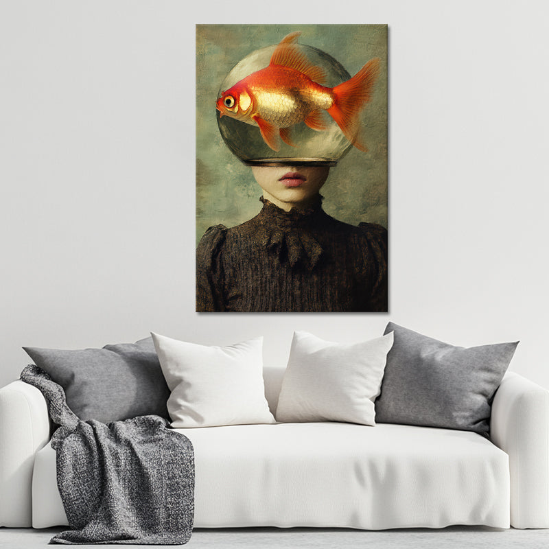 Surrealistische Frau mit Goldfisch