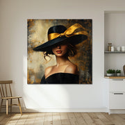 Frau mit Hut - Gold